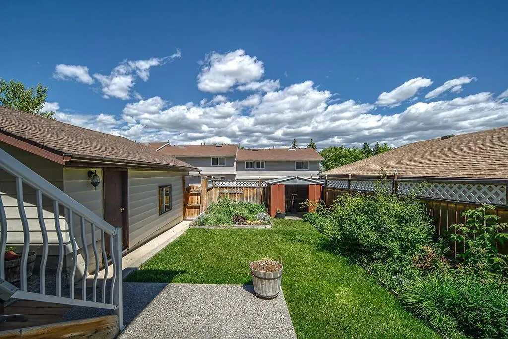 アパート 3Br2Ba Dbl Garage Home Fenced Yard Near Downtown And Yyc Pet Ok